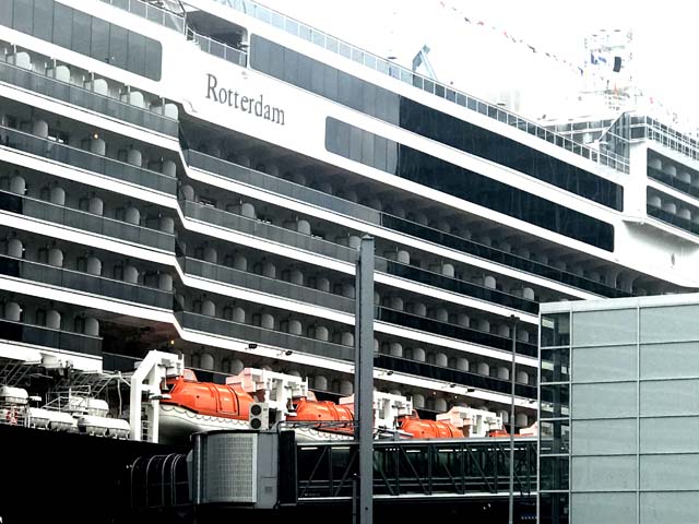 Cruiseschip ms Rotterdam VII van de Holland America Line aan de Cruise Terminal Rotterdam